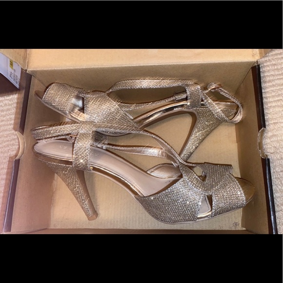 Gold heels - Picture 2 of 2